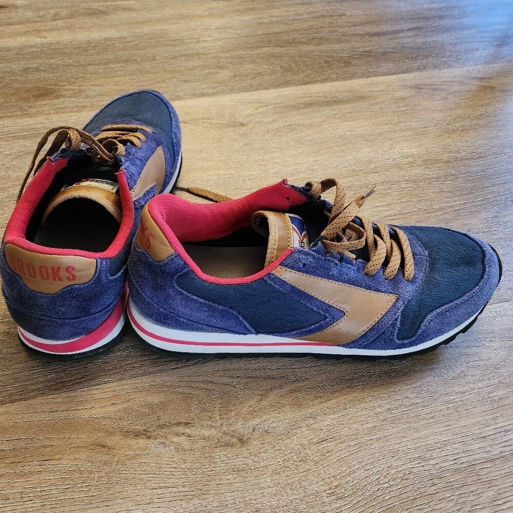 Men's 9.5 Brooks Chariot Shoes